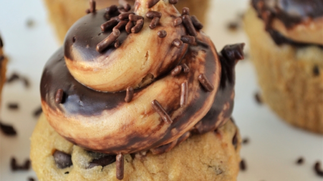 peanut-butter-chocolate-chip-cupcakes-9