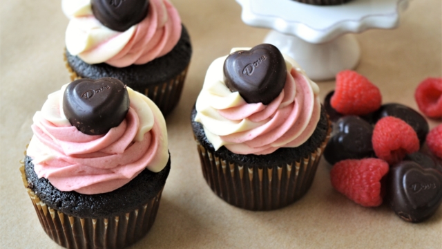 raspberry-chocolate-swirl-cupcake